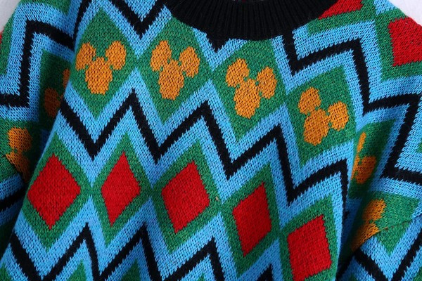 Φαρδύ πουλόβερ με πολύχρωμο μοτίβο για γυναίκες