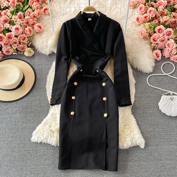 Női ruha hasítékkal és spitz nyakkivágással