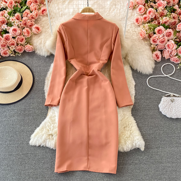 Női ruha hasítékkal és spitz nyakkivágással