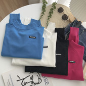 Γυναικείο πουλόβερ με έμβλημα και χαμηλό γιακά