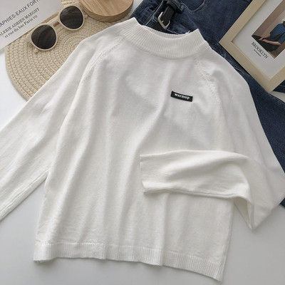 Γυναικείο πουλόβερ με έμβλημα και χαμηλό γιακά