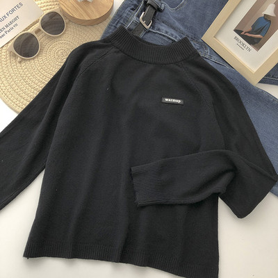 Γυναικείο πουλόβερ με έμβλημα και χαμηλό γιακά