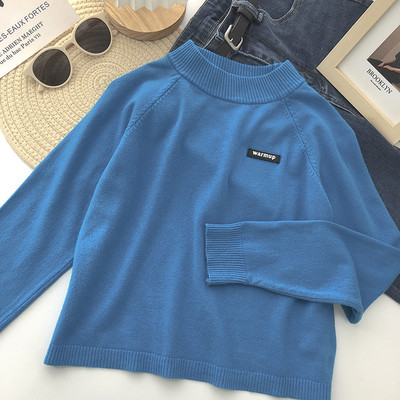 Γυναικείο πουλόβερ με έμβλημα και χαμηλό γιακά