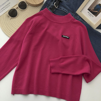 Γυναικείο πουλόβερ με έμβλημα και χαμηλό γιακά