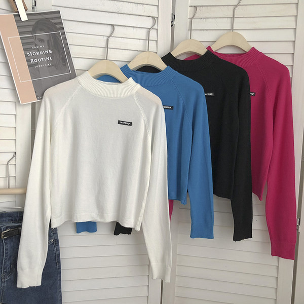 Γυναικείο πουλόβερ με έμβλημα και χαμηλό γιακά