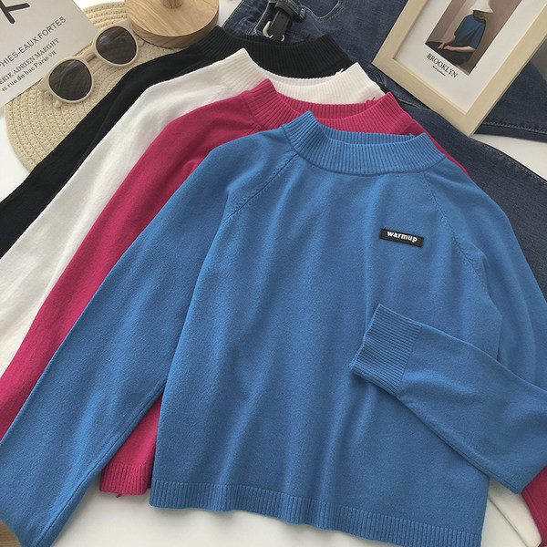 Γυναικείο πουλόβερ με έμβλημα και χαμηλό γιακά