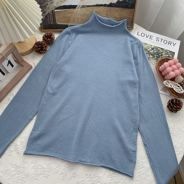 Női sima blúz alacsony gallérral