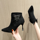 Stílusos női csizma eco velúrból, vékony sarokkal és díszkövekkel