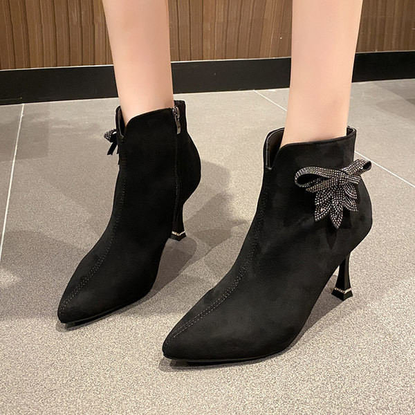 Stílusos női csizma eco velúrból, vékony sarokkal és díszkövekkel