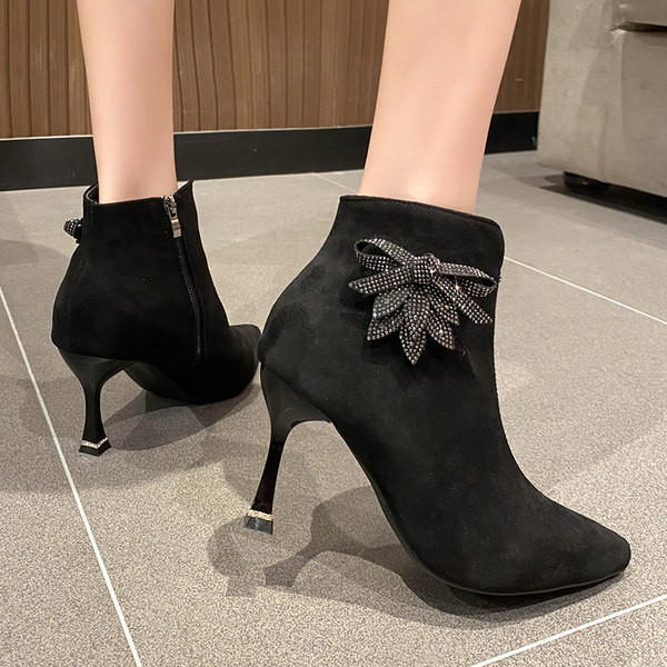 Stílusos női csizma eco velúrból, vékony sarokkal és díszkövekkel