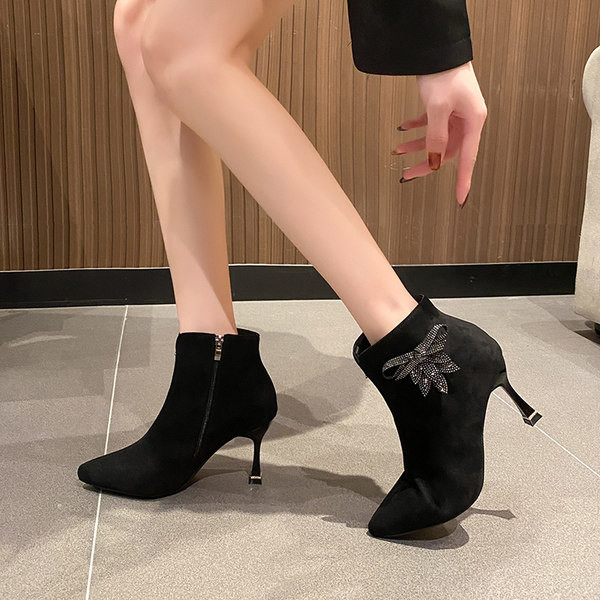 Stílusos női csizma eco velúrból, vékony sarokkal és díszkövekkel