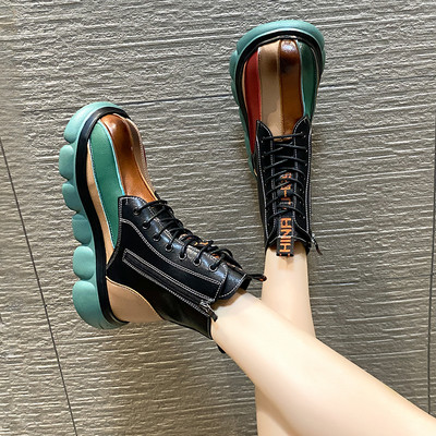 Alkalmi női csizma lapos talppal és fűzővel