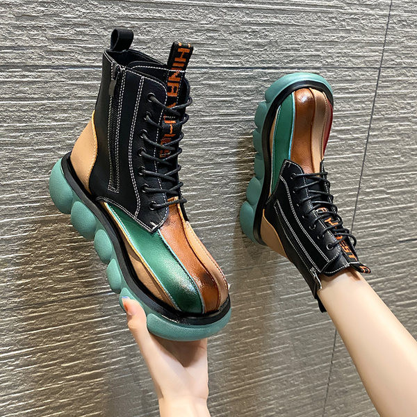 Alkalmi női csizma lapos talppal és fűzővel