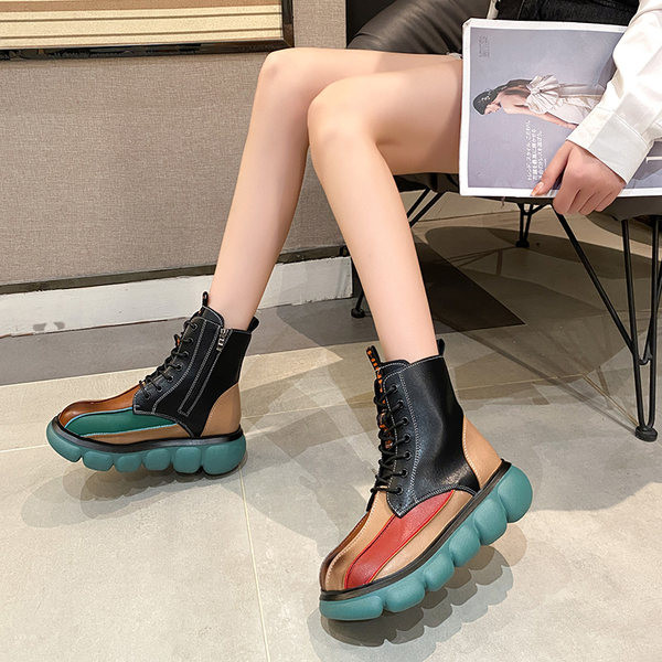 Alkalmi női csizma lapos talppal és fűzővel