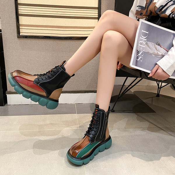 Alkalmi női csizma lapos talppal és fűzővel