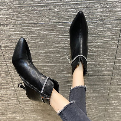 Moodsad kunstnahast õhukeste kontsade ja kivikestega naiste saapad