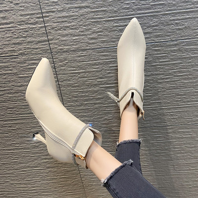 Moodsad kunstnahast õhukeste kontsade ja kivikestega naiste saapad