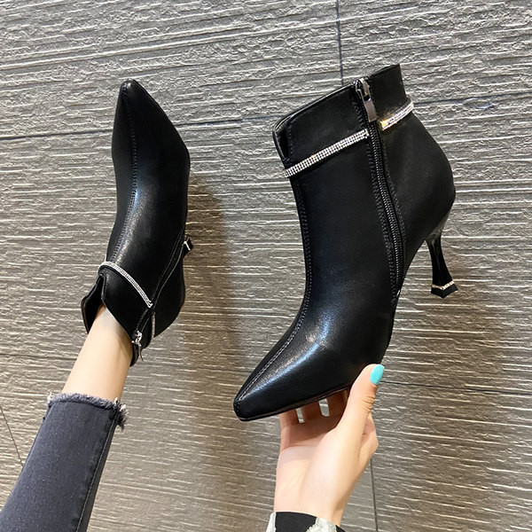 Moodsad kunstnahast õhukeste kontsade ja kivikestega naiste saapad