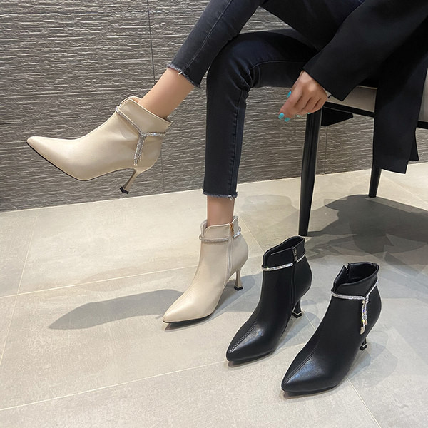 Moodsad kunstnahast õhukeste kontsade ja kivikestega naiste saapad