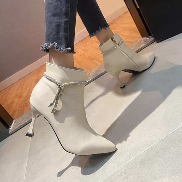 Moodsad kunstnahast õhukeste kontsade ja kivikestega naiste saapad