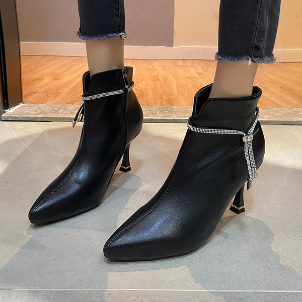 Moodsad kunstnahast õhukeste kontsade ja kivikestega naiste saapad