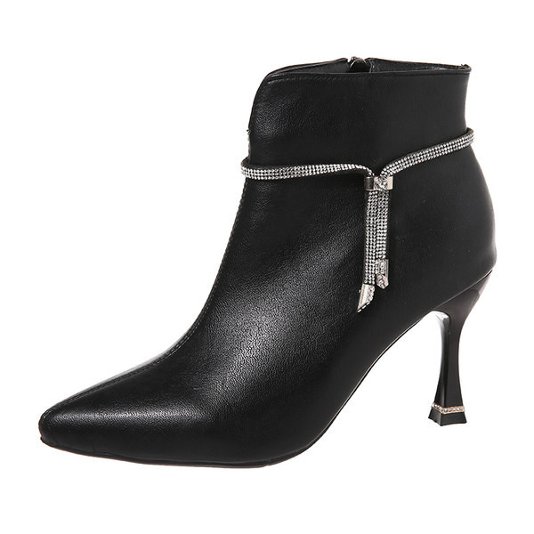 Moodsad kunstnahast õhukeste kontsade ja kivikestega naiste saapad