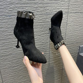 Μοντέρνες γυναικείες μπότες από οικο σουέτ με λεπτές γόβες