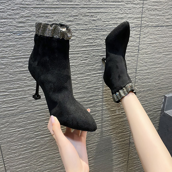 Μοντέρνες γυναικείες μπότες από οικο σουέτ με λεπτές γόβες