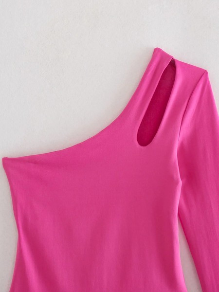 Új női testmodell kivágott részekkel