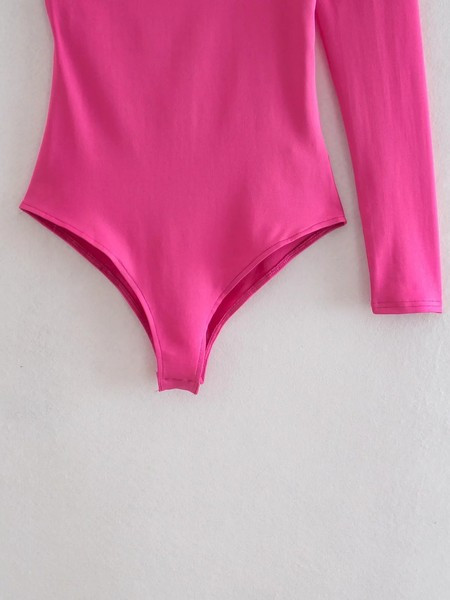 Új női testmodell kivágott részekkel