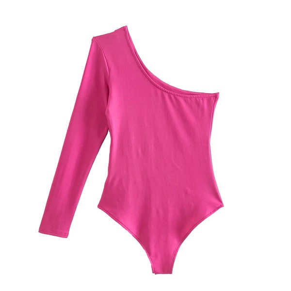 Új női testmodell kivágott részekkel