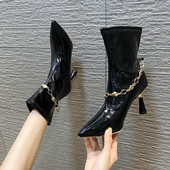Modern női lakkcsizma fém lánccal és sarokkal