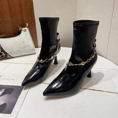 Modern női lakkcsizma fém lánccal és sarokkal