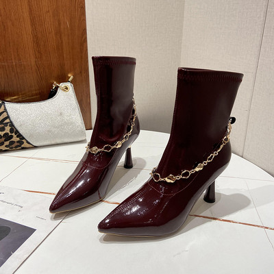 Modern női lakkcsizma fém lánccal és sarokkal