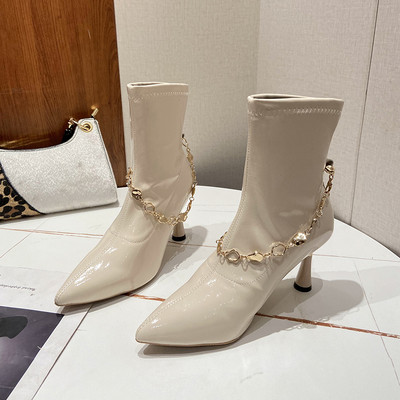 Modern női lakkcsizma fém lánccal és sarokkal