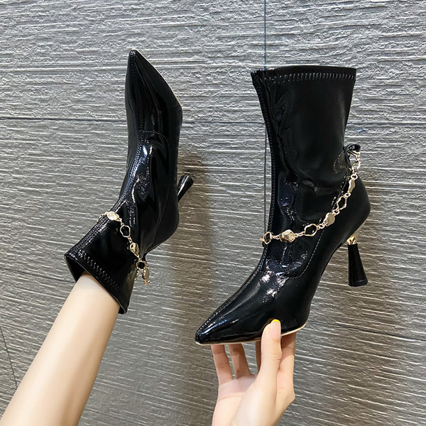Modern női lakkcsizma fém lánccal és sarokkal