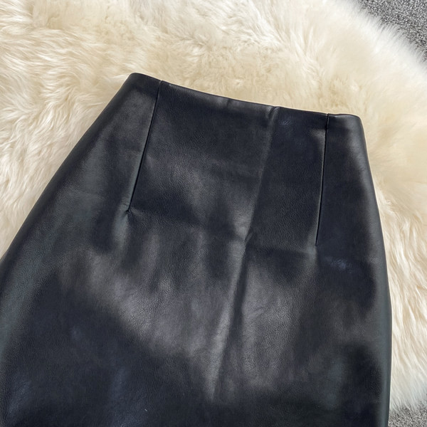 Női szoknya magas derékkal, fekete csipkével