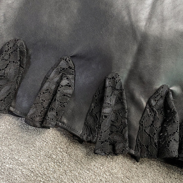 Női szoknya magas derékkal, fekete csipkével