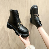 Aktuális női csizma lapos talppal és csattal