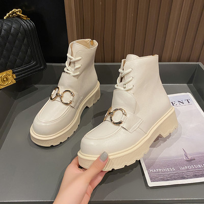 Aktuális női csizma lapos talppal és csattal