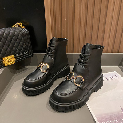 Aktuális női csizma lapos talppal és csattal