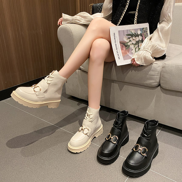 Aktuális női csizma lapos talppal és csattal