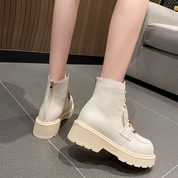 Aktuális női csizma lapos talppal és csattal