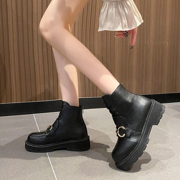 Aktuális női csizma lapos talppal és csattal