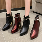 Stílusos női csizma hegyes modell, csattal