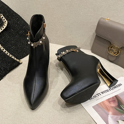 Stílusos női csizma hegyes modell, csattal