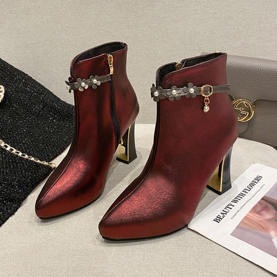 Stílusos női csizma hegyes modell, csattal