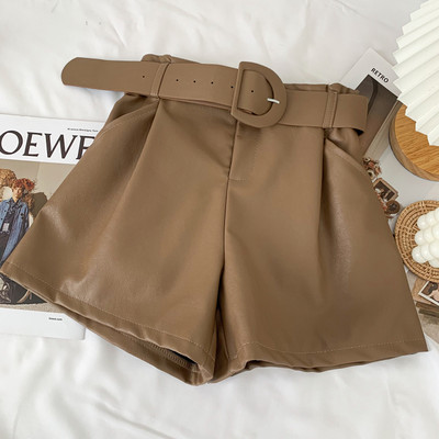 Női rövidnadrág új modellje ökobőr övvel