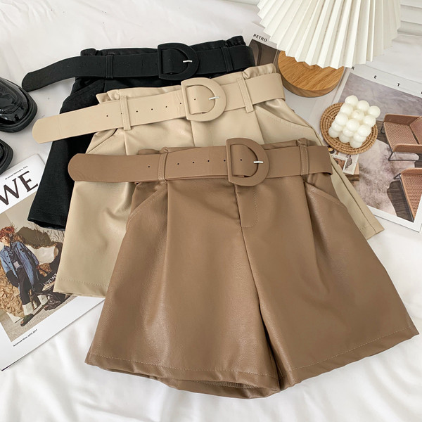 Női rövidnadrág új modellje ökobőr övvel