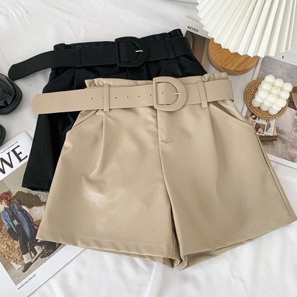 Női rövidnadrág új modellje ökobőr övvel